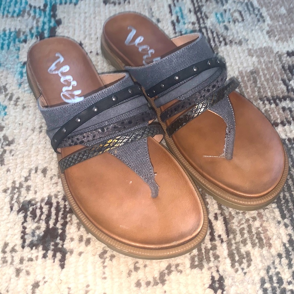 Very G black and gray accent sandals